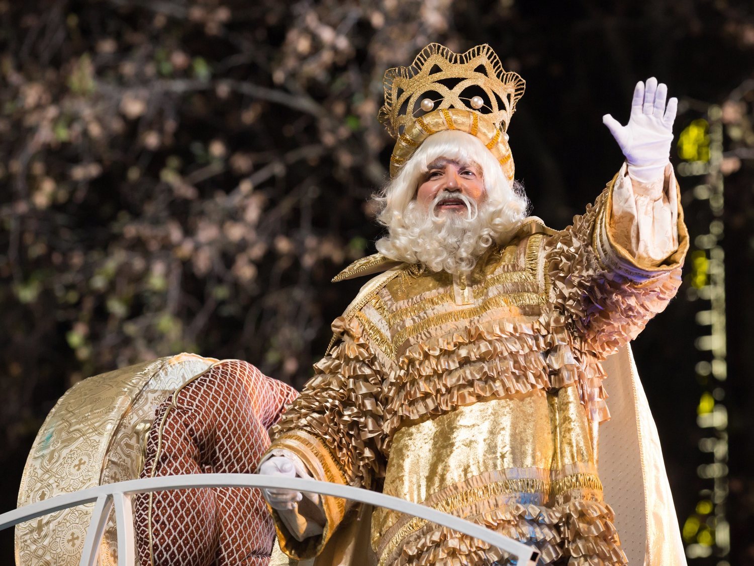 Pánico en la Cabalgata: el rey Melchor de Terrasa se lía a 'caramelazos' con el público