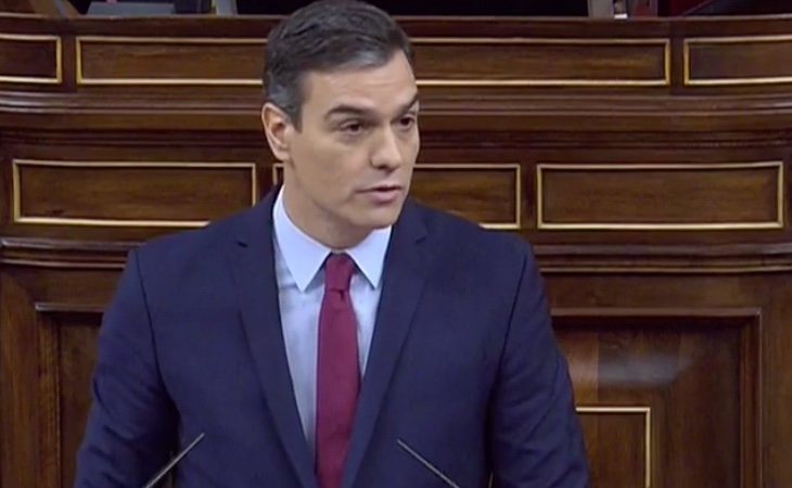 Sánchez reivindica al presidente de la República, Manuel Azaña y la derecha vuelve a interrumpir su discurso