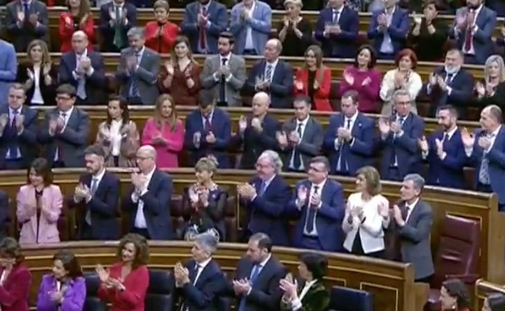 Sánchez termina su discurso con el aplauso de la bancada socialista y morada