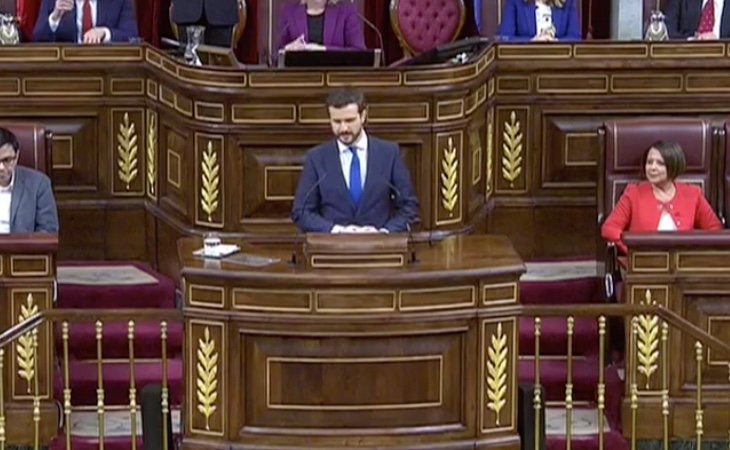 Llega el líder del PP, Pablo Casado. Invoca la Constitución y la figura del Rey Felipe VI. La bancada le jalea y grita 'vivas al rey' en varias ...