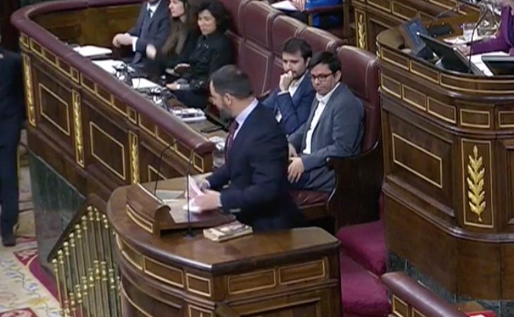 Llega el líder de VOX, Santiago Abascal. Cita el 'repugnante asesinato de un hombre contra su mujer y su hija de tres años' para pedir la ...