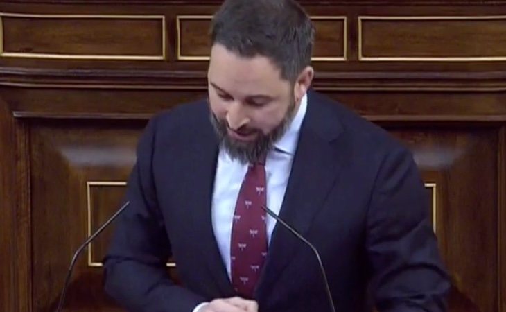 Abascal asegura que el PSOE se ha conjurado con ETA para 'blanquearlos y permitir un referéndum'. Llama a la investidura 'golpe institucional'