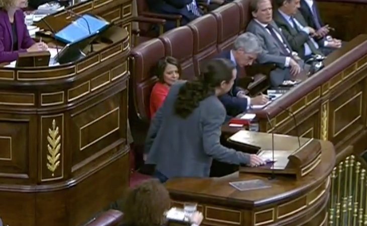 Llega Pablo Iglesias. Recibe el aplauso de la bancada del PSOE. Viste el pin de 'Agenda 2030' que han portado todos los ministros durante los ...