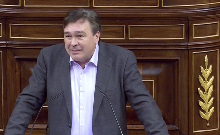 Guitarte (Teruel Existe): 'Dijimos que íbamos a apoyar el único gobierno posible'. La derecha interrumpe su discurso en varias ocasiones con todo ...