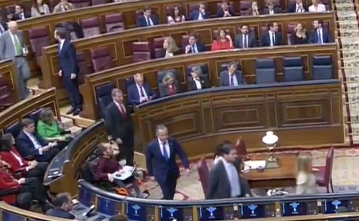 Los diputados de VOX abandonan el hemiciclo ante la intervención de EH Bildu