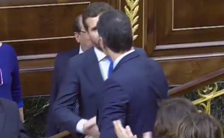 Pablo Casado felicita a Pedro Sánchez tras ser investido como presidente del Gobierno. Gritos de '¡Sí, se puede!' en el hemiciclo