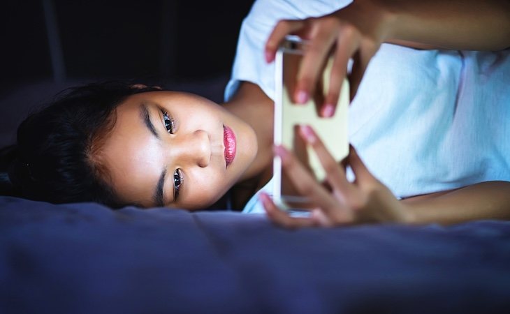 La luz azul imita la luz del día y evita que nuestro cuerpo produzca melatonina