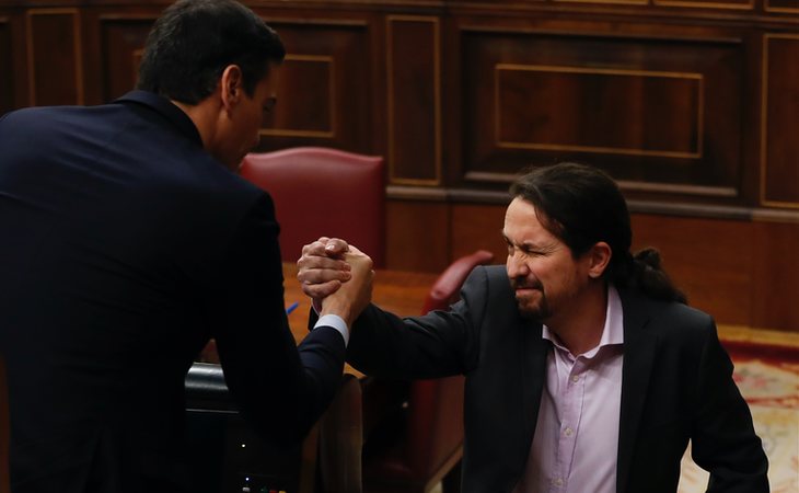 Pedro Sánchez y Pablo Iglesias durante el debate de investidura