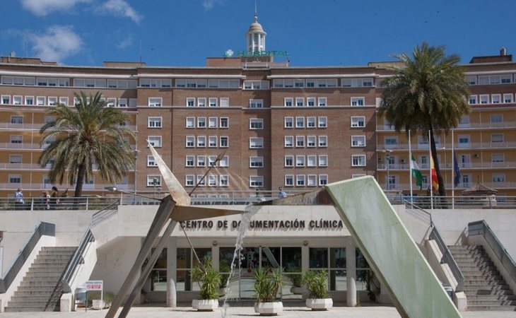 La joven espera a ser atendida en el Hospital Universitario Virgen del Rocío de Sevilla