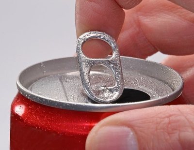 La desconocida función de las anillas de las latas: así tenemos que accionarlas realmente