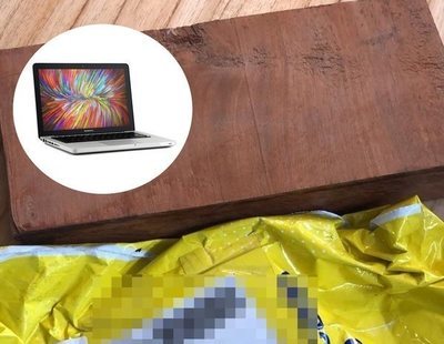 Compra un Macbook de 1.500 euros por internet y recibe un ladrillo de madera