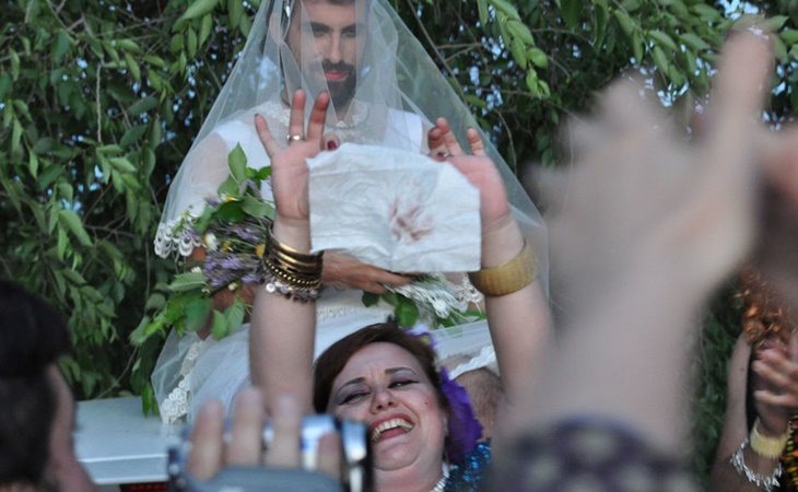 La prueba del pañuelo es una de las tradiciones gitanas más importantes en la boda