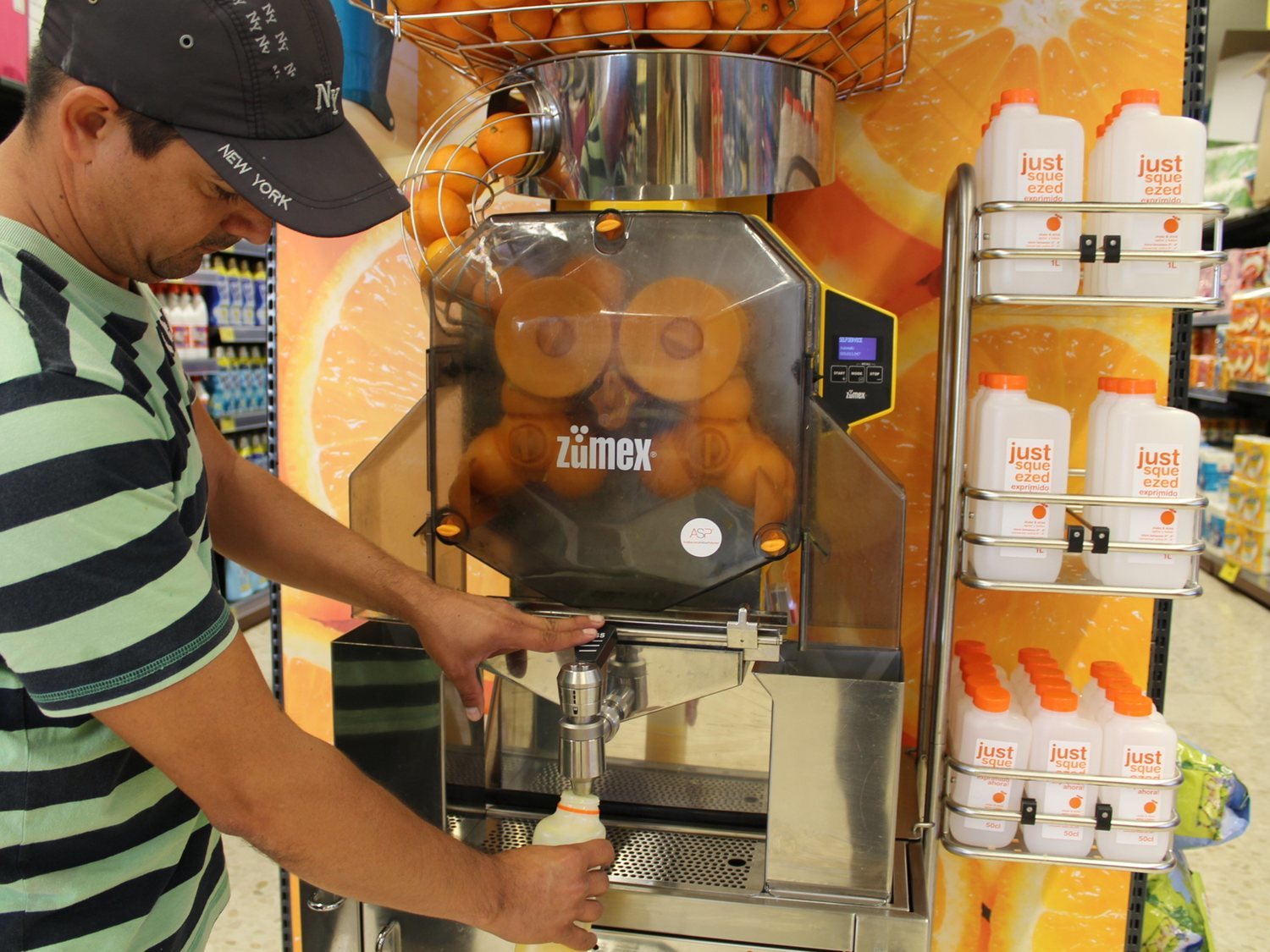 Los zumos de naranja recién exprimidos más baratos del supermercado, según la OCU