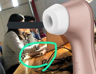 Una universitaria se hace viral por cargar un Satisfyer en la biblioteca