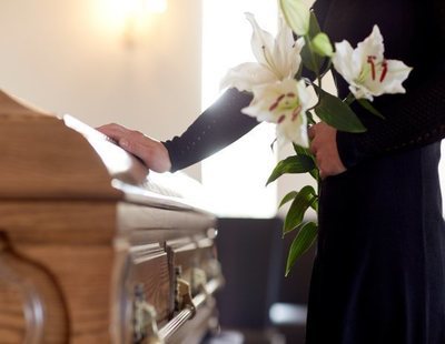 A punto de ser enterrada viva por una negligencia médica: se despertó en pleno funeral