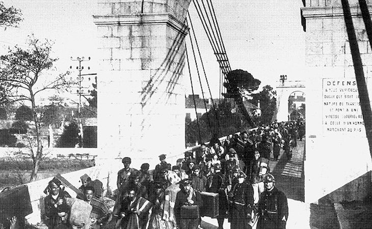 Inmigrantes españoles cruzando el puente de Boulou en 1939 | Fuente: Biblioteca Cervantes