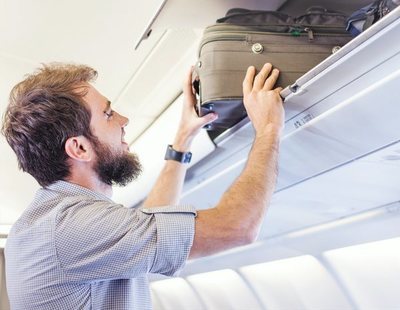 La OCU pide al Ministerio de Consumo que sancione a las aerolíneas que cobren por el equipaje de mano