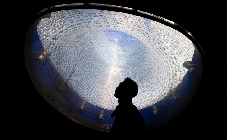 Interior del monumento con los nombres de las víctimas del 11-M