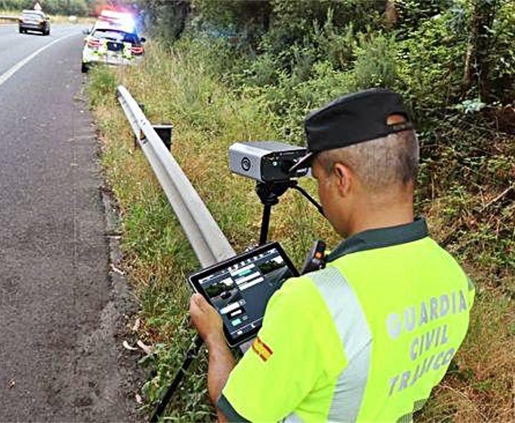 Guardia Civil con un lector de matrículas