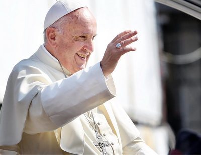 El papa dice que quien rechaza a los homosexuales "no tiene corazón humano"