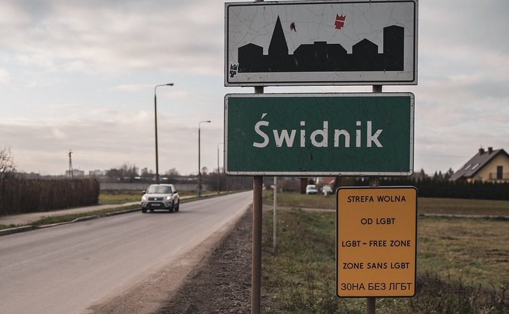 Cartel que anuncia que Swidnik (Polonia) es una 'zona libre LGTB'