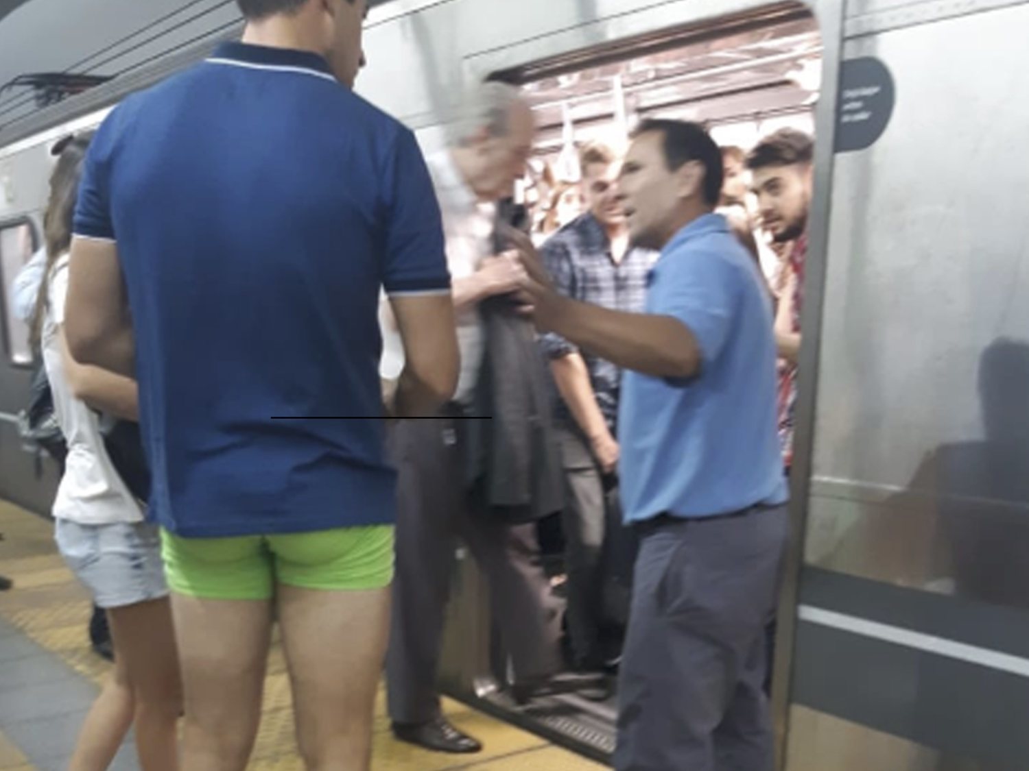 A punto de morir con los pantalones enganchados con un tren, termina en calzoncillos