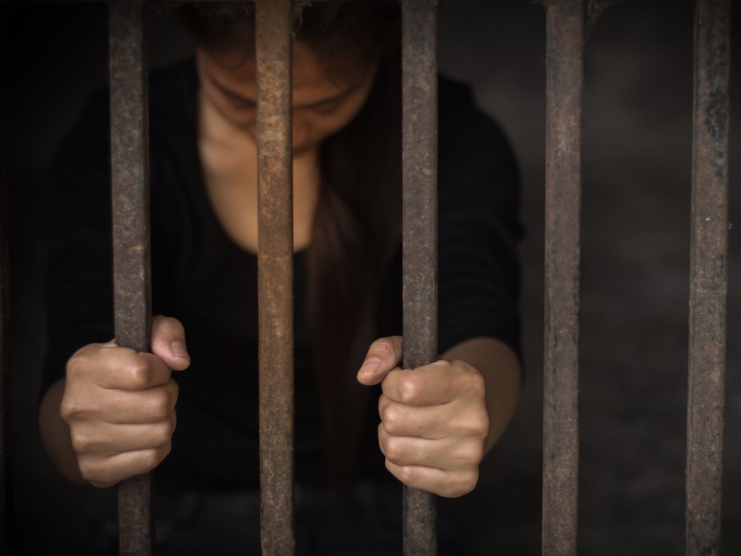 Detenido por secuestrar a su suegra en una jaula, mantenerla desnutrida y robar su pensión