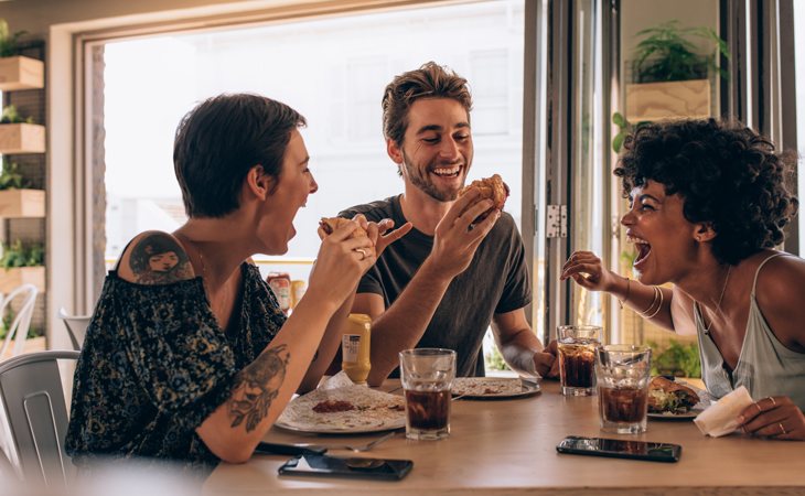 Dejar limpio el plato en ciertos países orientales significa que el anfitrión no ha sabido medir la cantidad de comida adecuada para sus comensales