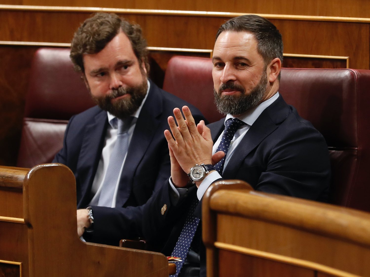 El grupo iraní que pagaba a Abascal y Espinosa de los Monteros asesinó a más de 10.000 personas