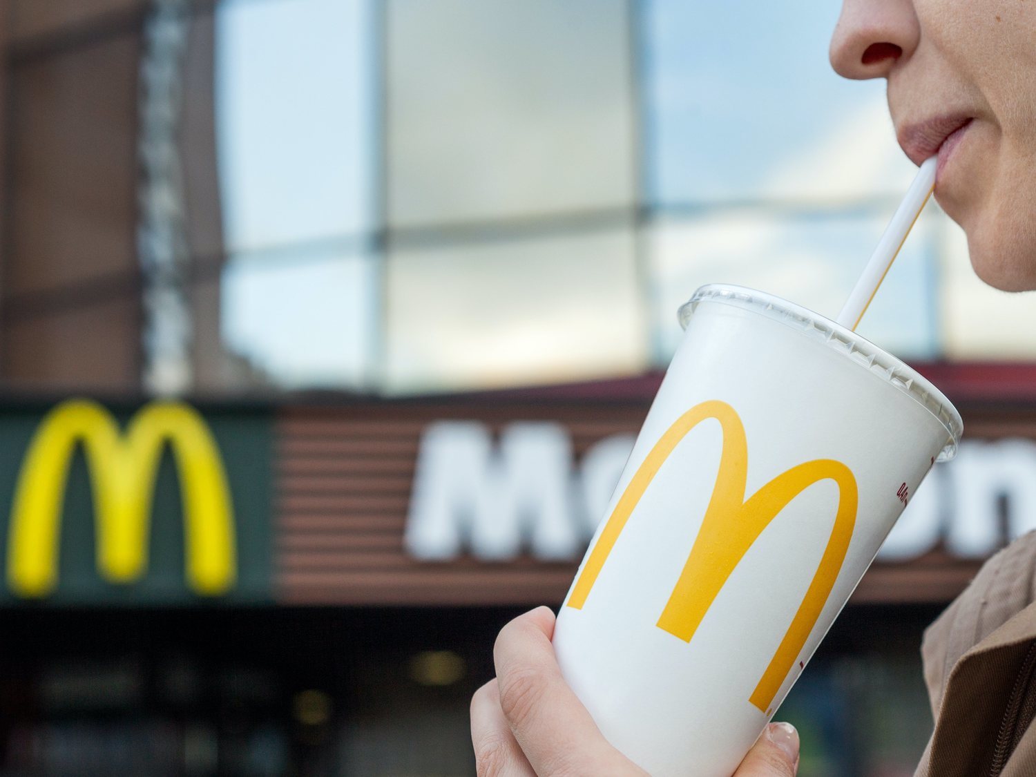 McDonald's subasta su última pajita de plástico