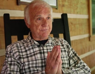 Así es Norm Self, el exsacerdote que ahora triunfa como estrella del porno gay con 85 años