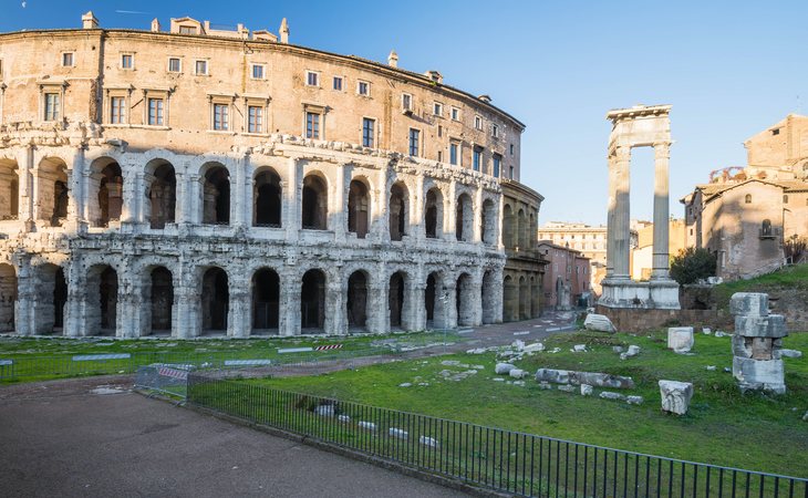 El Teatro Marcelo y los restos del templo de Apolo Sosiano con el ghetto judío al fondo, en Roma