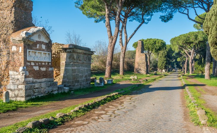 Parte del enorme recorrido de la antigua calzada (Via Appia Antica) de Roma