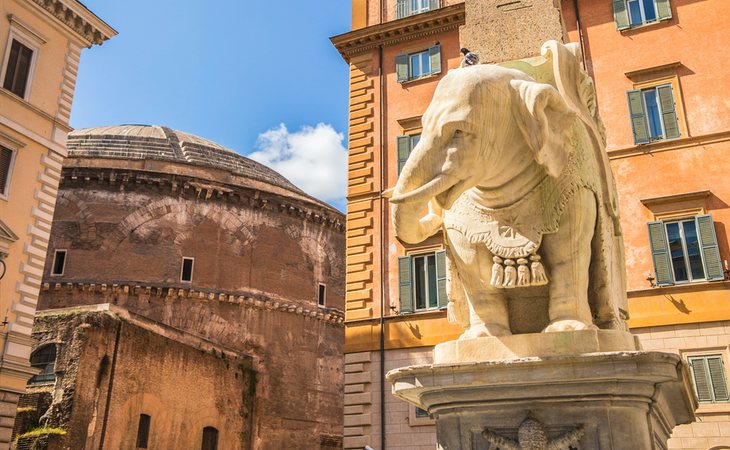 La escultura de Bernini de la Piazza della Minerva con el Panteón de fondo, en Roma