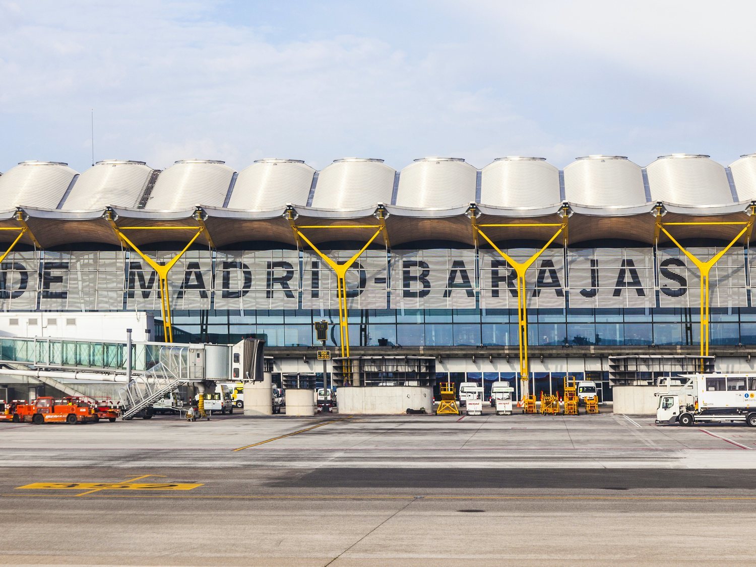 El aeropuerto de Madrid-Barajas se ve obligado a cerrar durante hora y media por presencia de drones