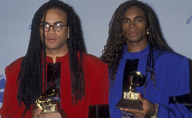 Los integrantes de Milli Vanilli después de recoger el Grammy. (Rob Pilatus a la izquierda y Fab Morvan a la derecha)