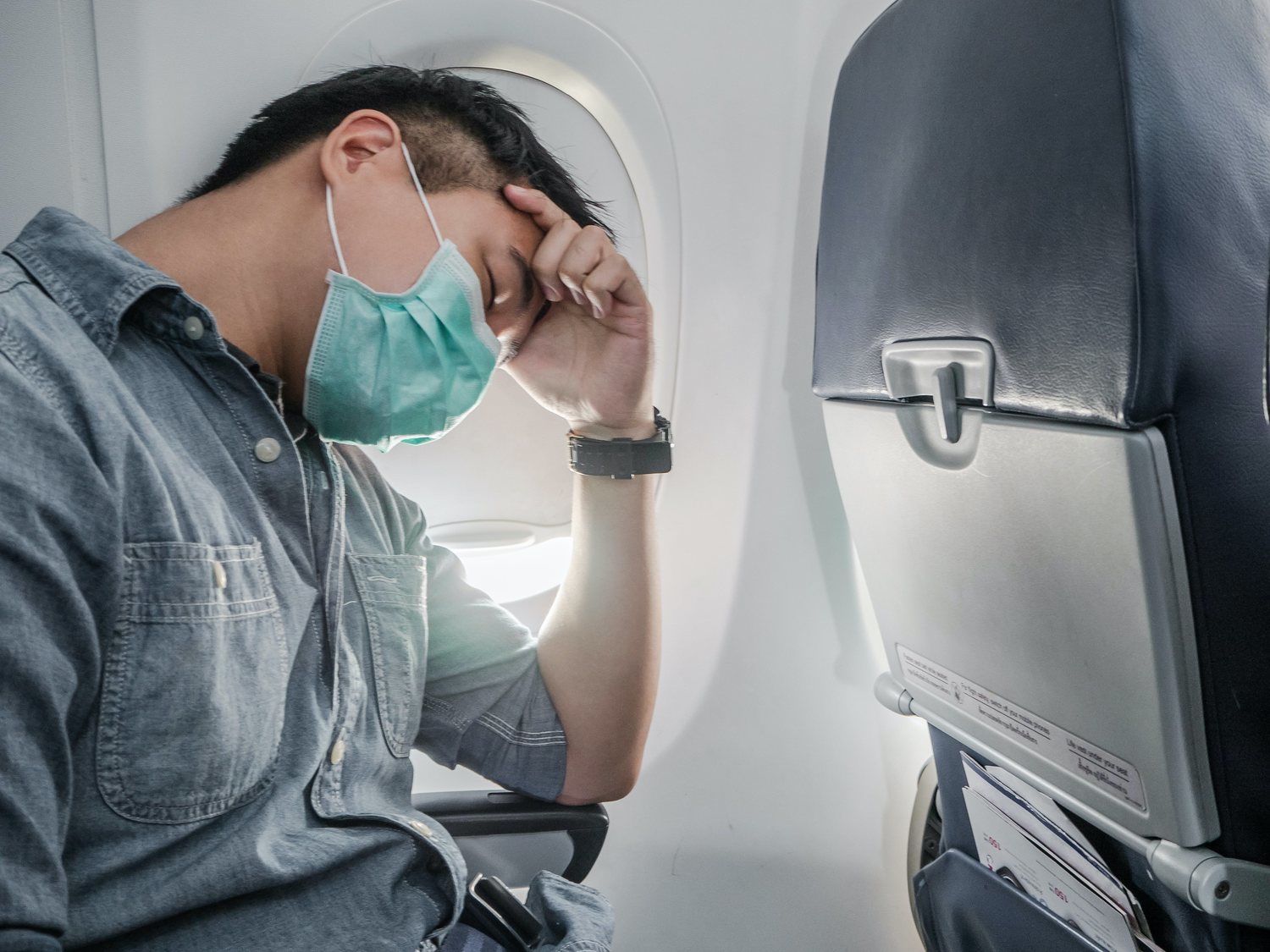 Siembra el pánico en pleno vuelo fingiendo tener el coronavirus para hacerse famoso