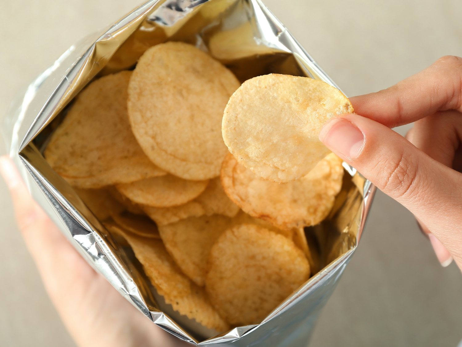 Las 5 patatas fritas de bolsa que menos engordan del mercado