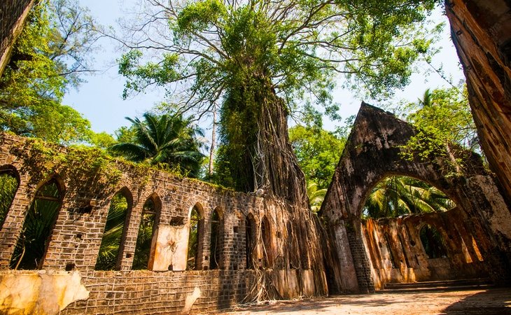 La isla alberga varias ruinas