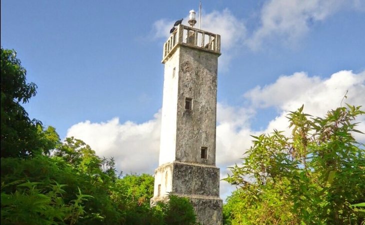 Faro abandonado en la isla