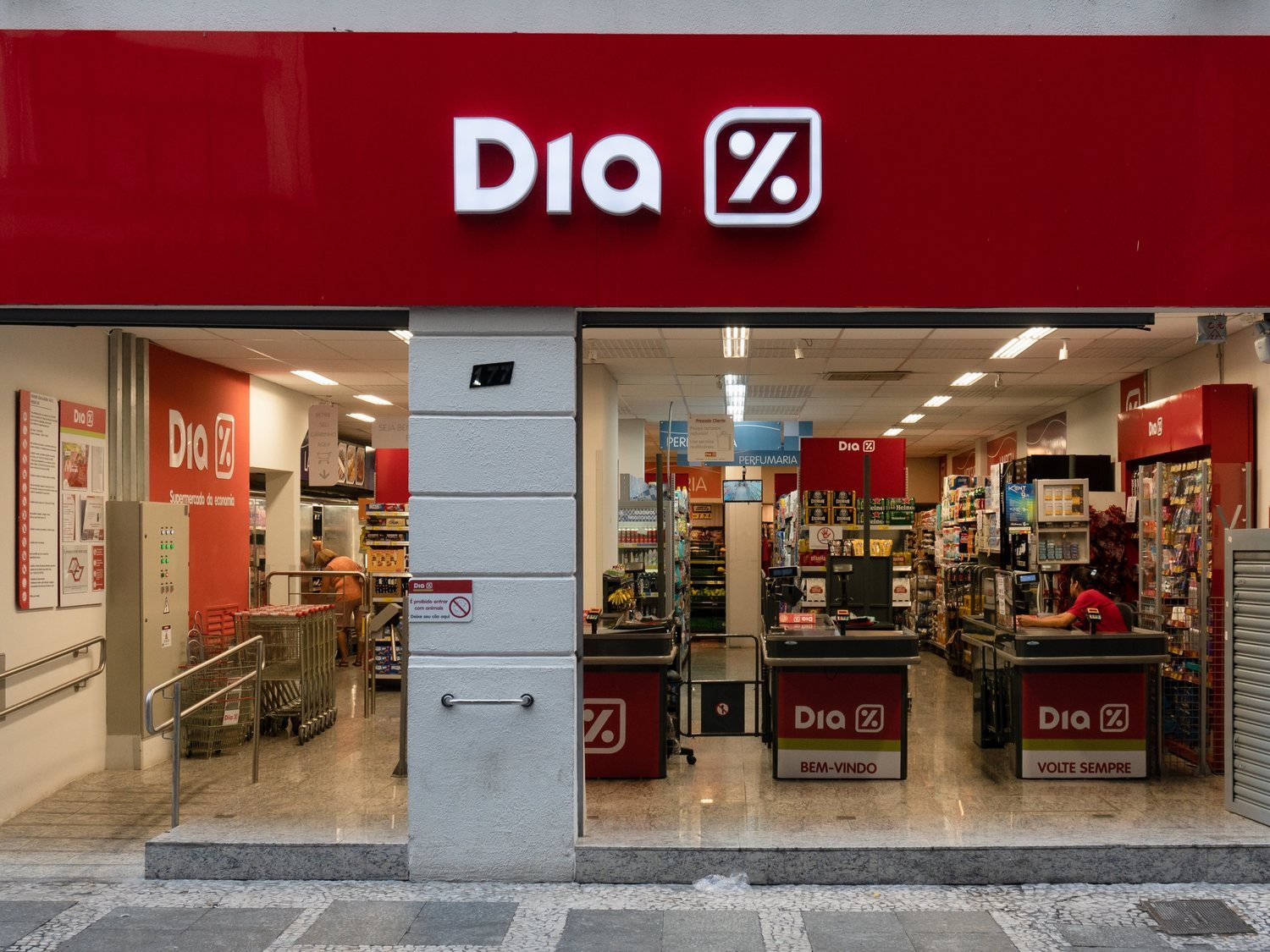 Revolución en DIA: retira de la venta 950 referencias de producto de todos sus supermercados