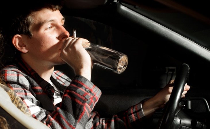 Conducir superando la tasa de alcohol hará que la aseguradora no cubra los daños