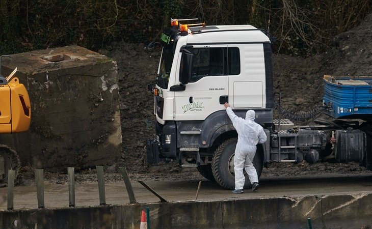 Los operarios que trabajan en la zona visten trajes de protección especial mientras que a los vecinos solo se les pide que no ventilen sus casas