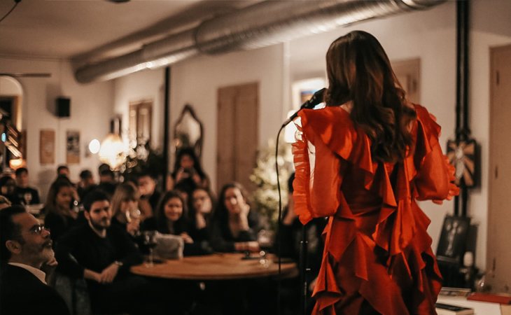 Lauren Izquierdo ante el público asistente a la presentación de 'Silencio' en NANAI (Calle del Barco 26, Madrid) Créditos: Mamen BG