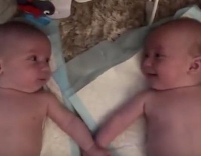 El tierno momento en el que dos bebés gemelos se reconocen y charlan por primera vez