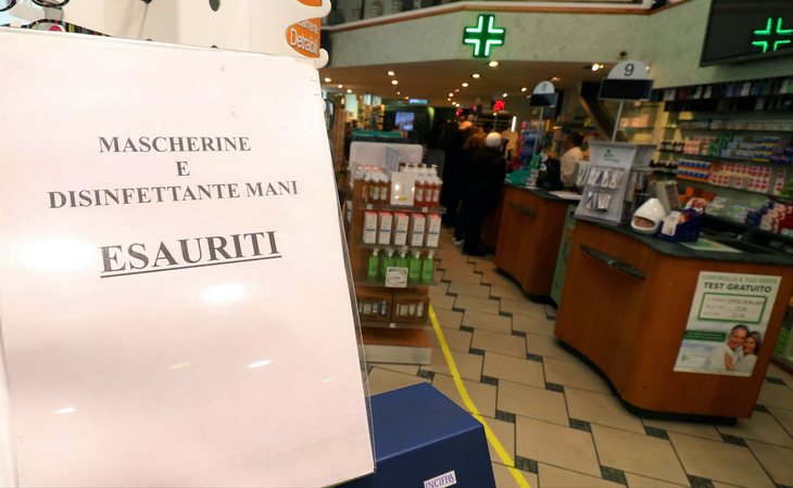 Mascarillas y gel desinfectante, agotados en farmacias italianas