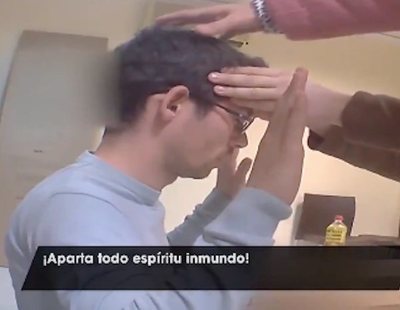 Un reportero se somete a un exorcismo para "curar" la homosexualidad: "¡Apártate Satanás!"