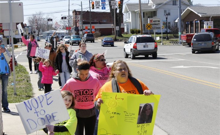 Activistas de Indiana protestando contra la gestión de Mike Pence. Fuente: Angeles Time