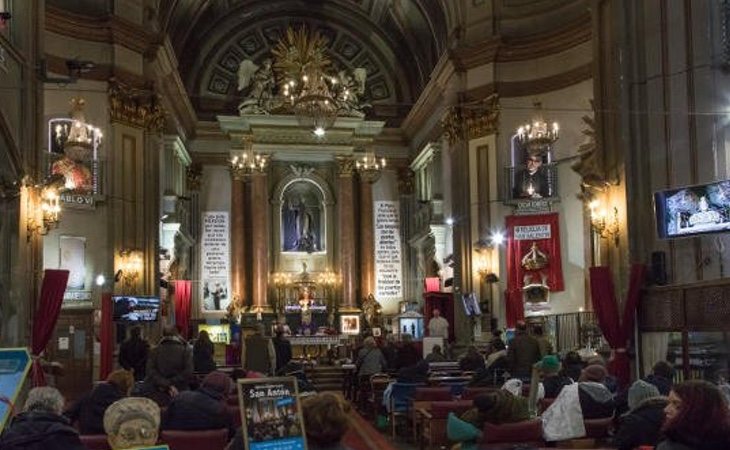 El Padre Ángel abre su iglesia durante 24 horas y proporciona comida y atención a los más desfavorecidos