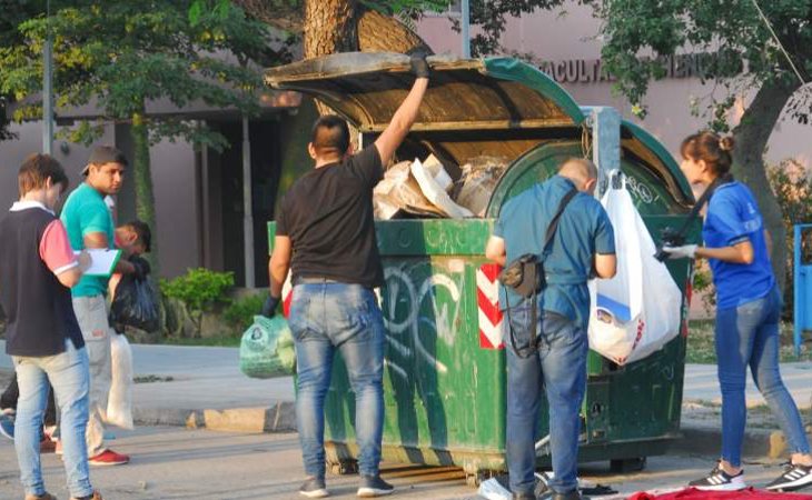 La policía buscando los restos de la chica asesinada